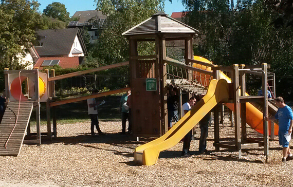 Sichtpruefung-Spielplatz-I-Boehrer-Baumaschinen